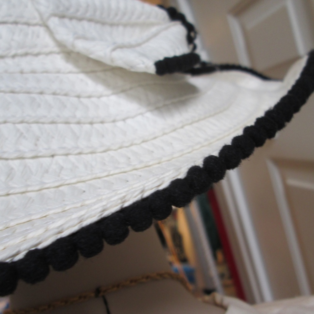 new BETSY JOHNSON white straw hat w/ ribbon - Picture 9 of 13